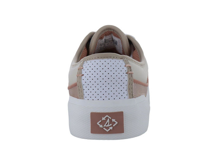 Tenis Sperry de corte bajo en color blanco y beige con suela blanca y paneles laterales perforados.