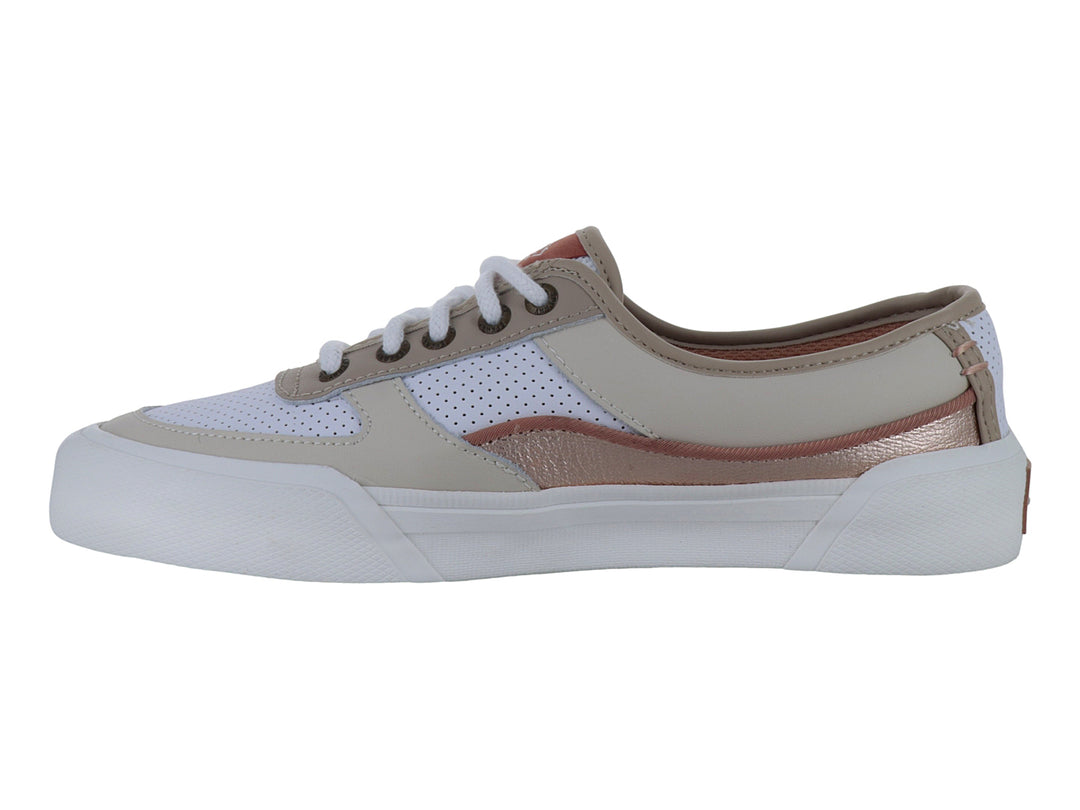 Tenis Sperry de corte bajo en color blanco y beige con suela blanca y paneles laterales perforados.