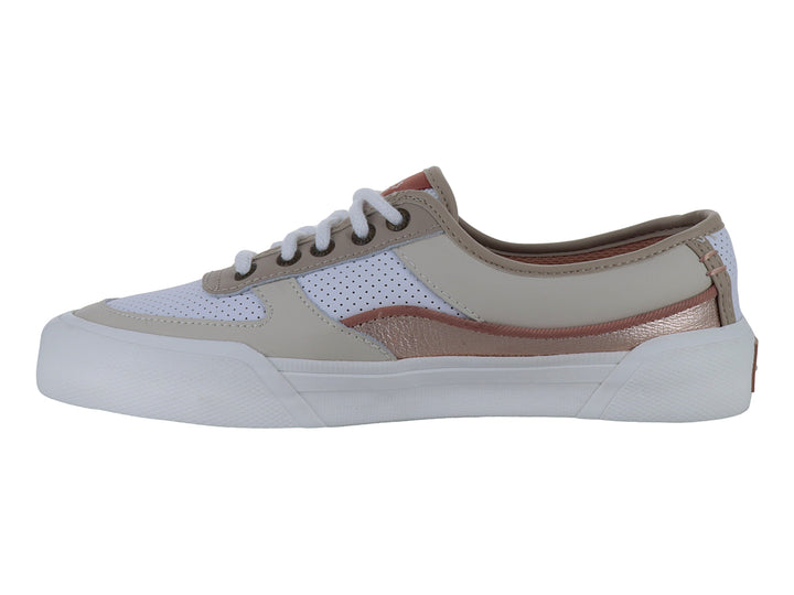 Tenis Sperry de corte bajo en color blanco y beige con suela blanca y paneles laterales perforados.