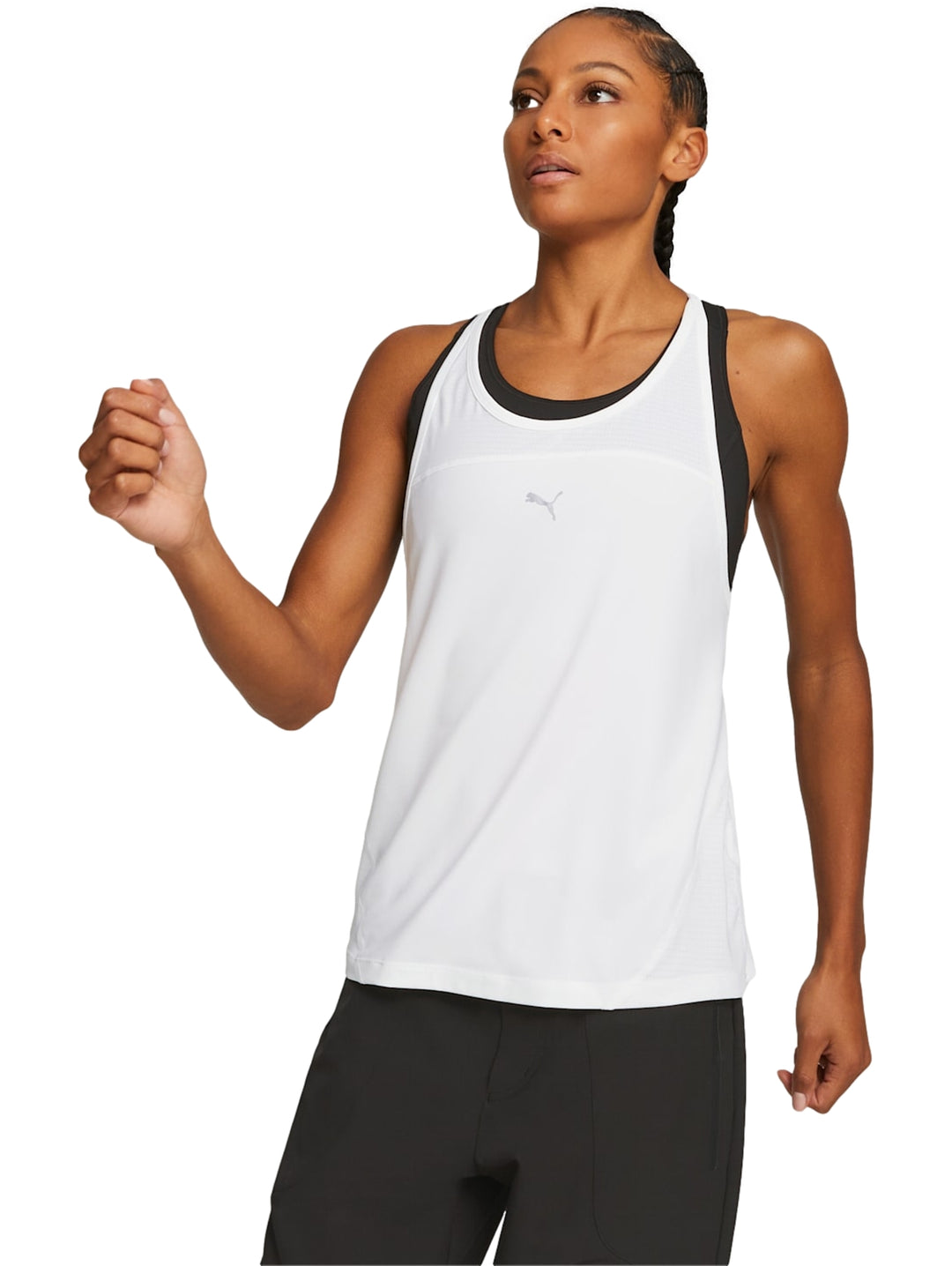 Mujer vistiendo camiseta deportiva PUMA RUN TANK color blanco con paneles laterales negros.