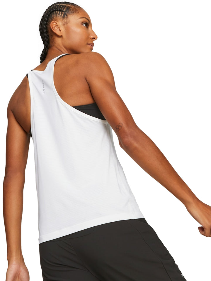 Mujer vistiendo camiseta deportiva PUMA RUN TANK color blanco con paneles laterales negros.