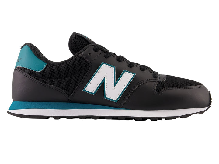 Tenis New Balance color negro con detalles en turquesa y suela blanca.