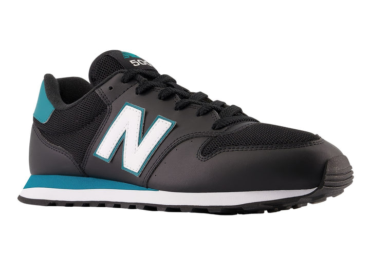 Tenis New Balance color negro con detalles en turquesa y suela blanca.
