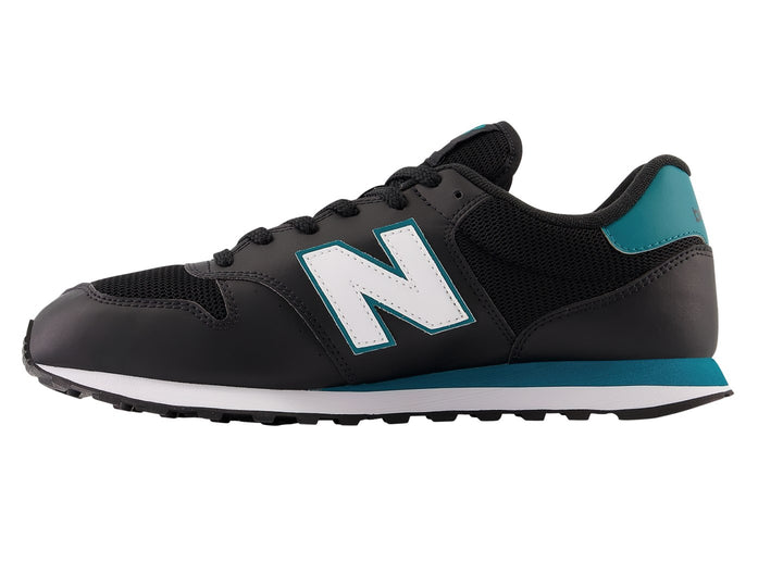 Tenis New Balance color negro con detalles en turquesa y suela blanca.