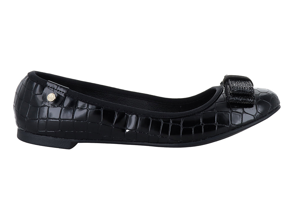 Zapato plano negro con textura de cocodrilo y moño decorativo frontal.