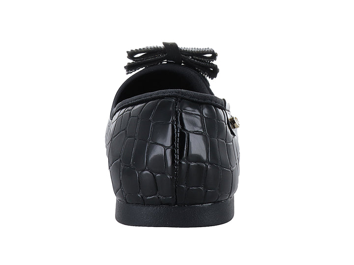 Zapato plano negro con textura de cocodrilo y moño decorativo frontal.