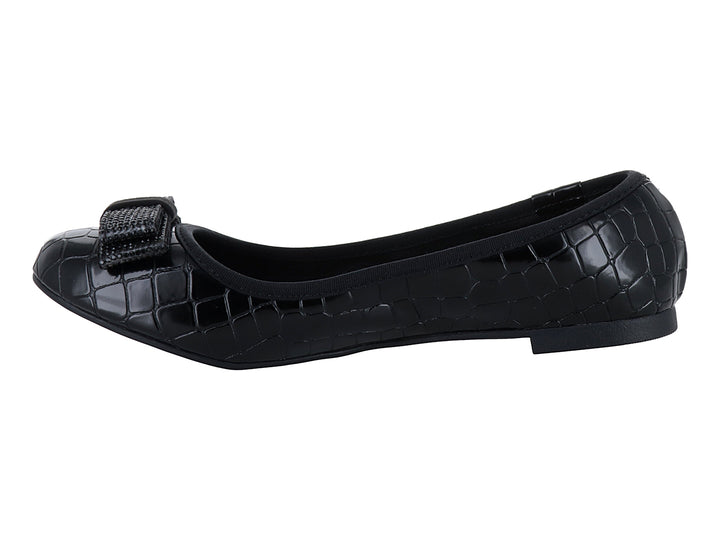 Zapato plano negro con textura de cocodrilo y moño decorativo frontal.