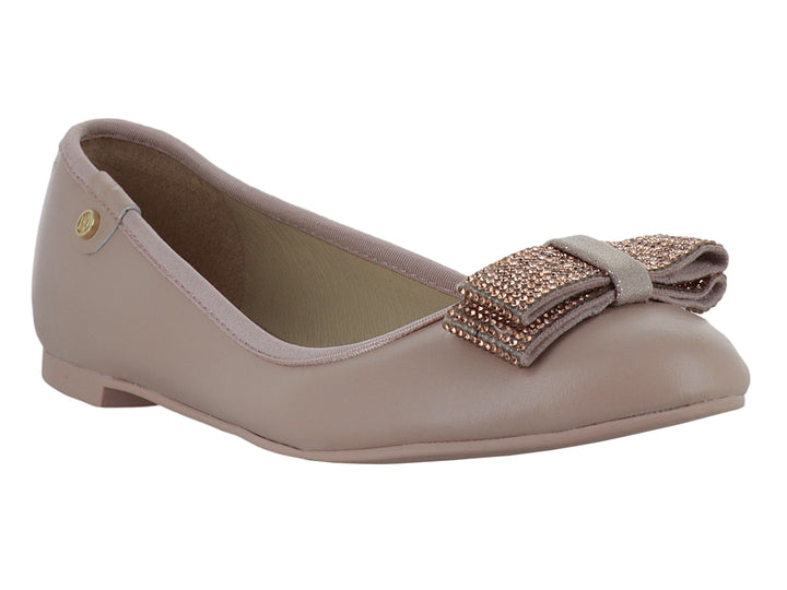 Zapato plano color nude con moño brillante en la punta.
