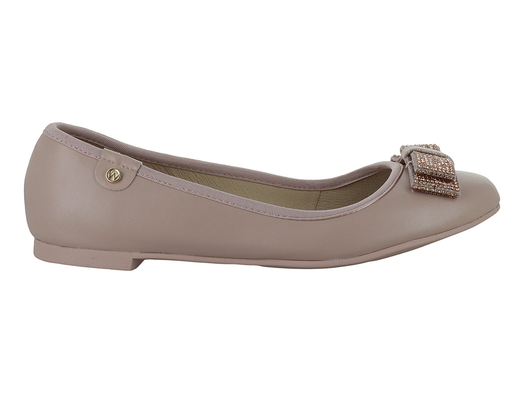 Zapato plano color nude con moño brillante en la punta.