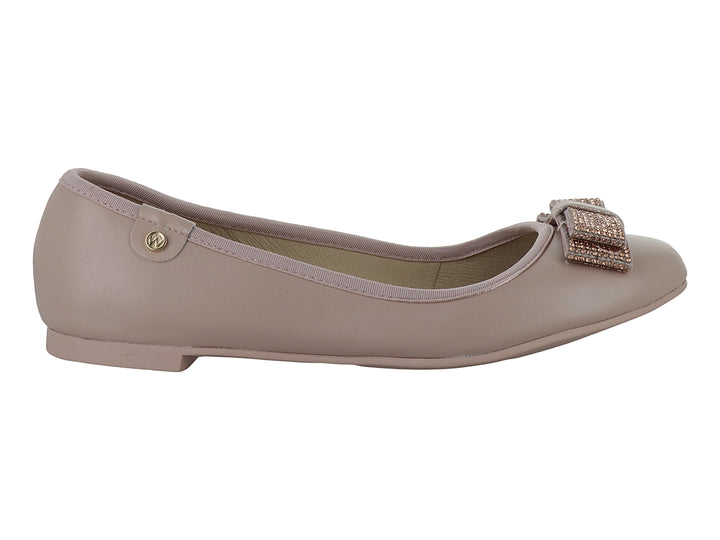 Zapato plano color nude con moño brillante en la punta.