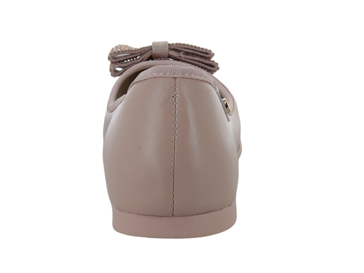 Zapato plano color nude con moño brillante en la punta.