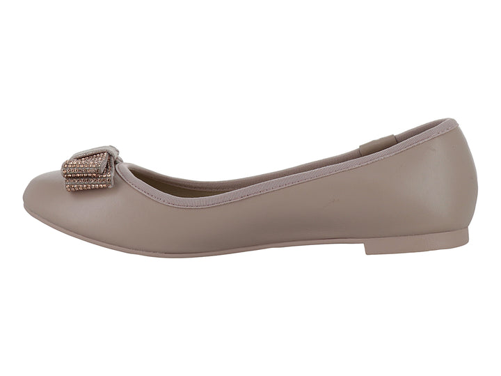 Zapato plano color nude con moño brillante en la punta.