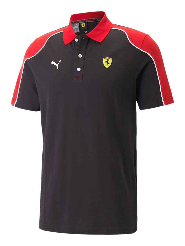 Polo deportivo PUMA Ferrari color negro con detalles rojos en hombros y cuello.