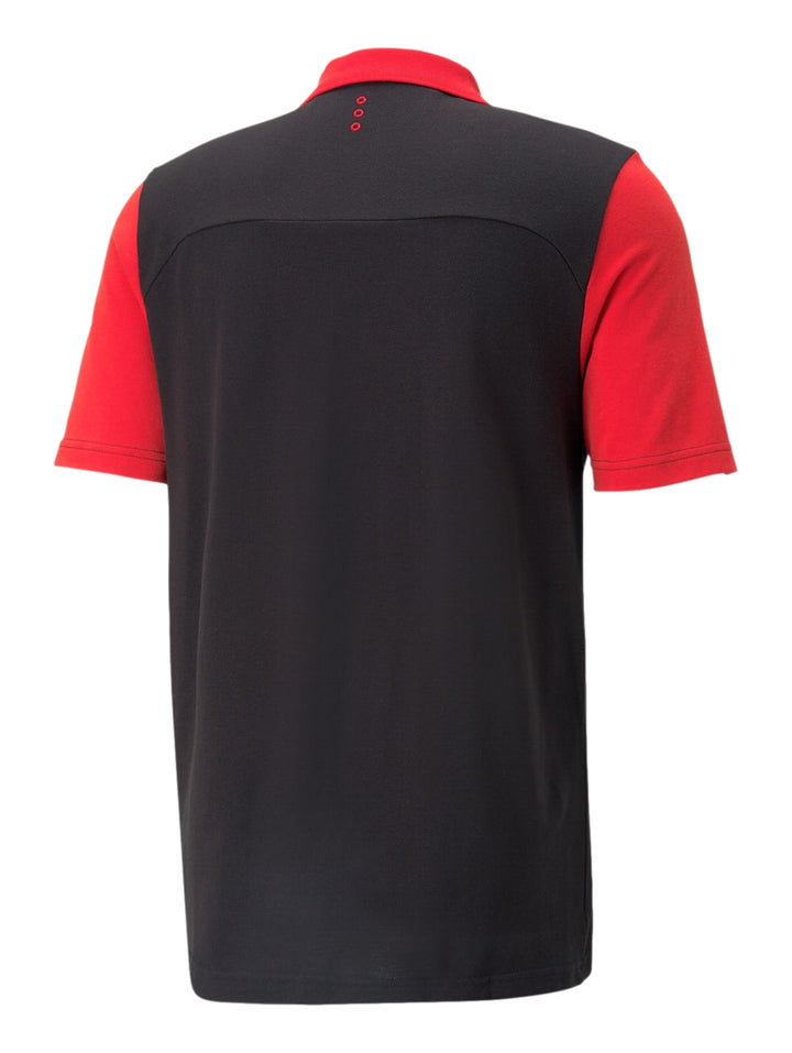 Polo deportivo PUMA Ferrari color negro con detalles rojos en hombros y cuello.