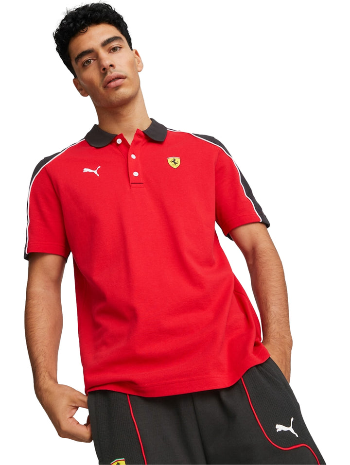 Hombre vistiendo polo deportivo PUMA color rojo con detalles en negro y logos de Ferrari y PUMA.