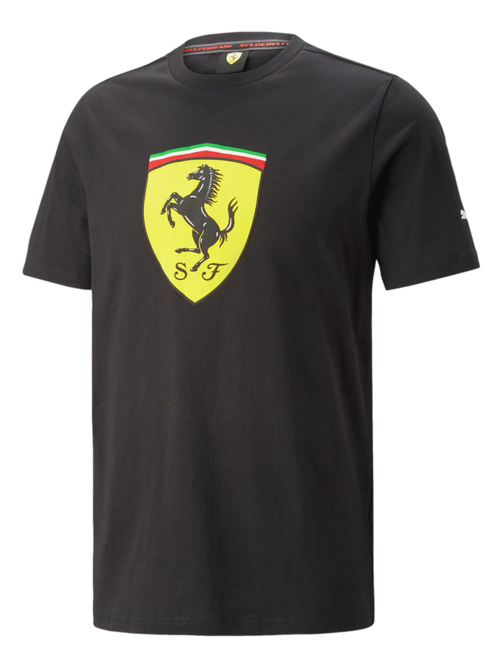 Camiseta deportiva PUMA color negro con el escudo amarillo de Ferrari en el pecho.
