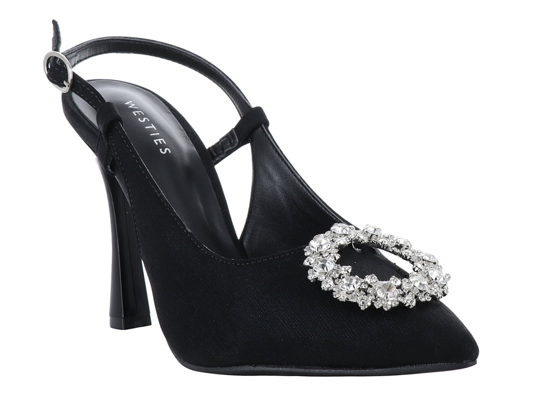 Zapato de tacón negro para mujer con correa y adorno de pedrería plateada en la punta.