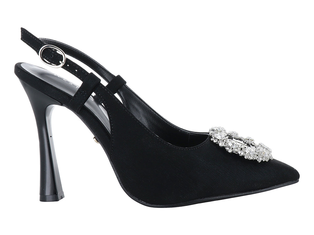 Zapato de tacón negro para mujer con correa y adorno de pedrería plateada en la punta.