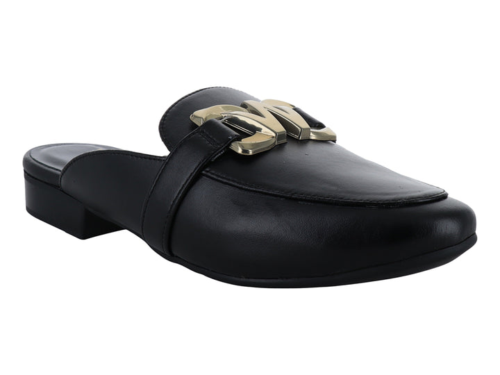 Zapato tipo mule color negro con herraje dorado decorativo en la parte superior y tacón bajo.