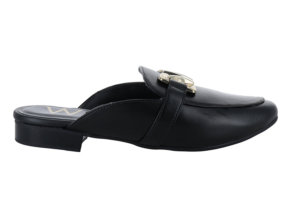 Zapato tipo mule color negro con herraje dorado decorativo en la parte superior y tacón bajo.