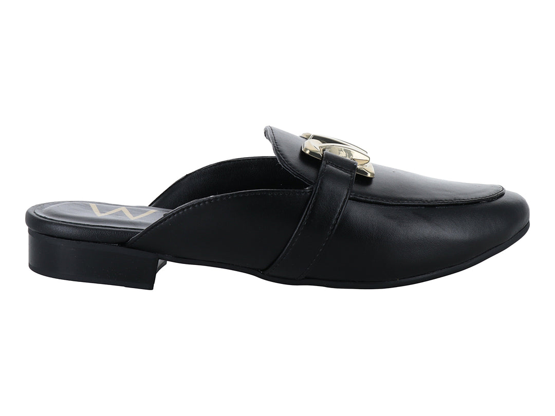 Zapato tipo mule color negro con herraje dorado decorativo en la parte superior y tacón bajo.