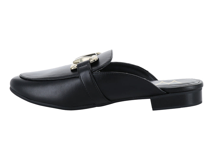 Zapato tipo mule color negro con herraje dorado decorativo en la parte superior y tacón bajo.