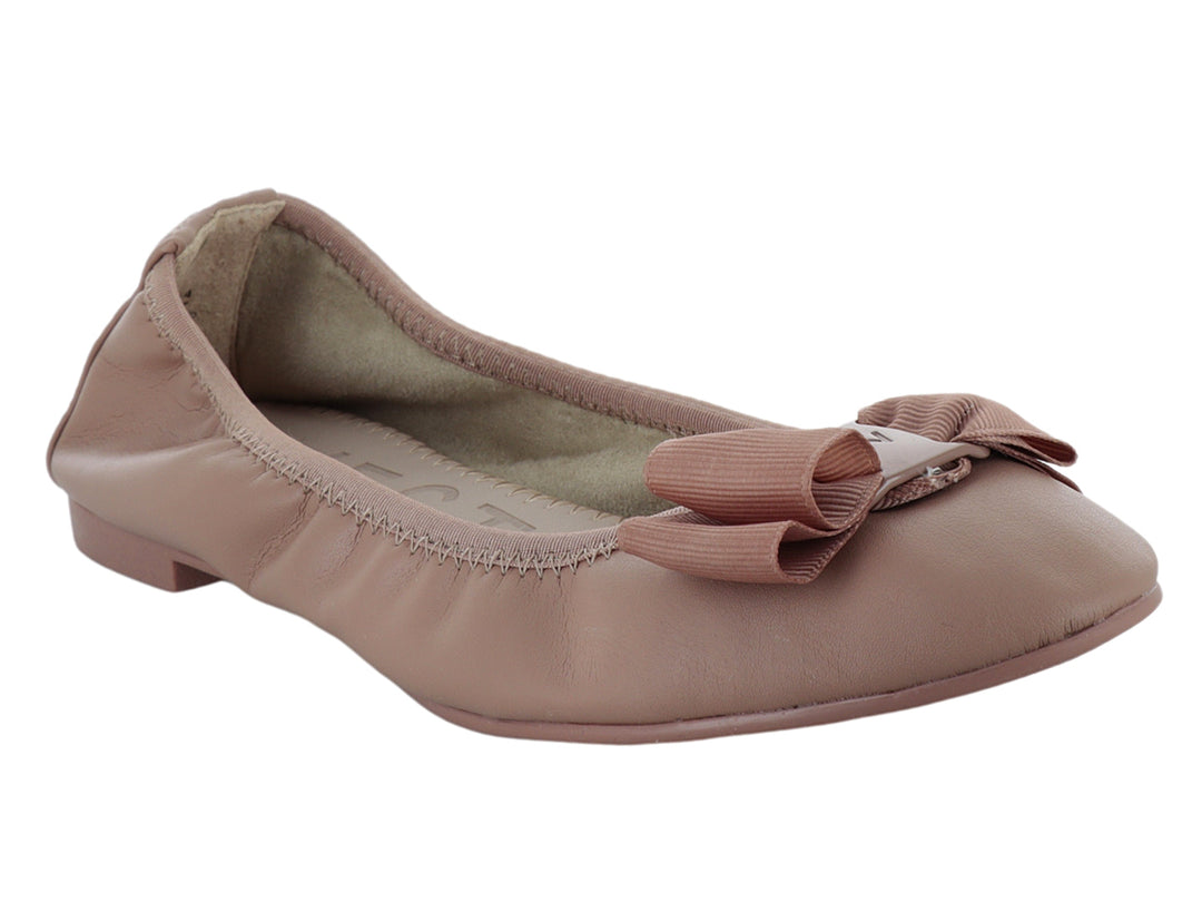 Zapato plano tipo baleta color blush con un moño decorativo en la parte frontal.