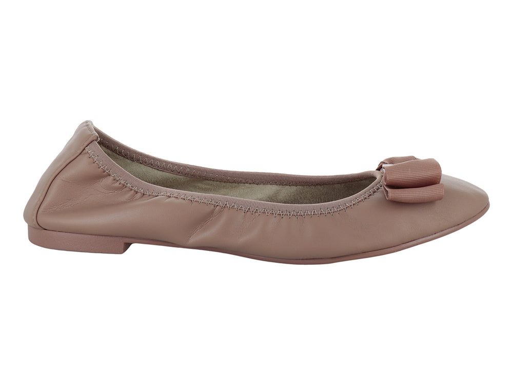 Zapato plano tipo baleta color blush con un moño decorativo en la parte frontal.