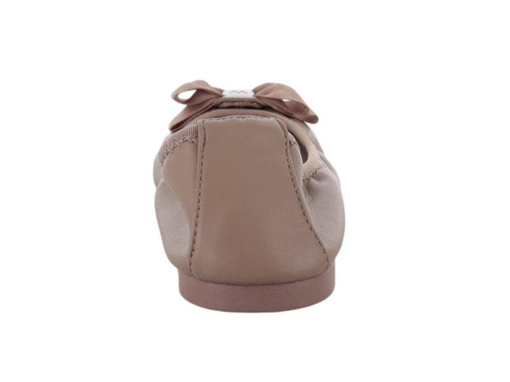 Zapato plano tipo baleta color blush con un moño decorativo en la parte frontal.
