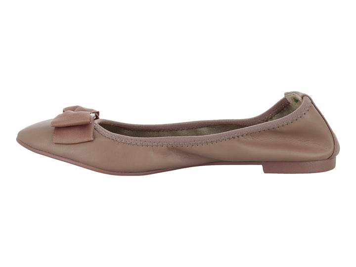 Zapato plano tipo baleta color blush con un moño decorativo en la parte frontal.