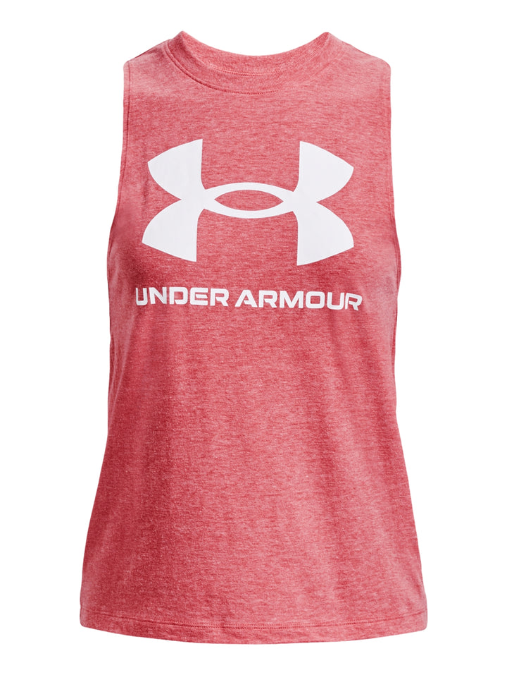 Mujer vistiendo una camiseta sin mangas rosa de Under Armour con logotipo blanco frontal y shorts a juego.
