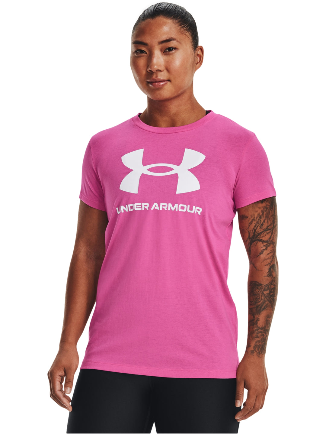 Mujer vistiendo una playera deportiva rosa de manga corta con el logotipo blanco de Under Armour en el pecho.