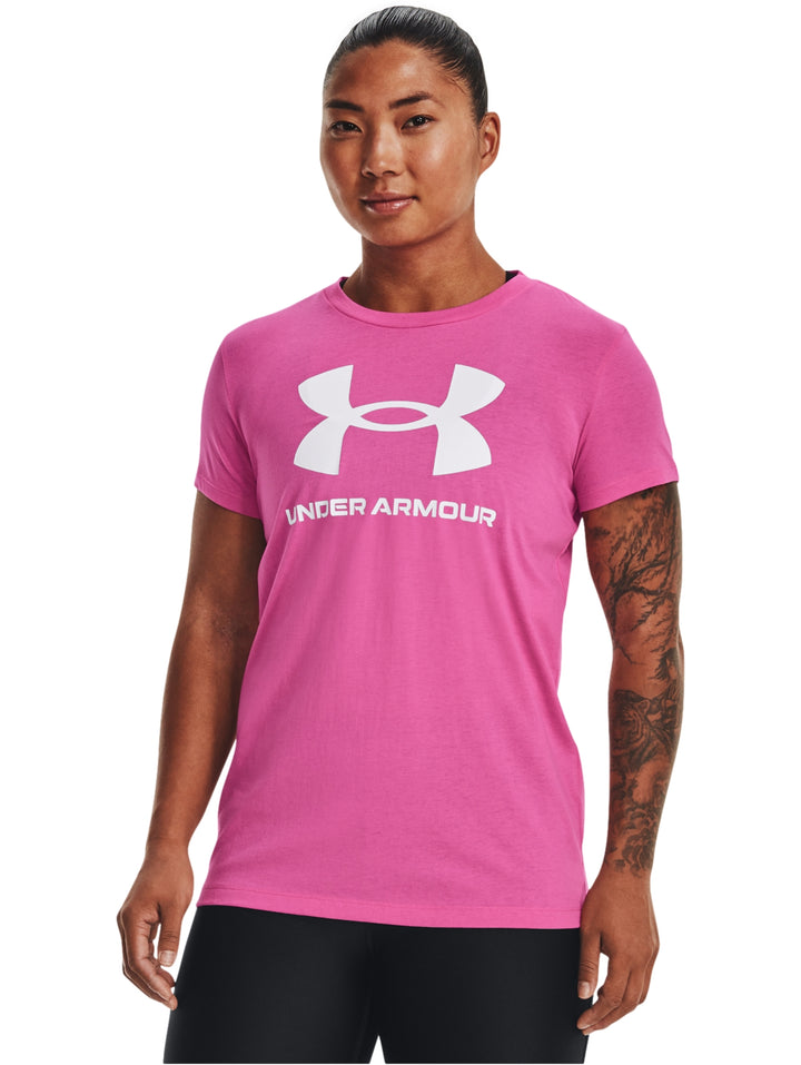 Mujer vistiendo una playera deportiva rosa de manga corta con el logotipo blanco de Under Armour en el pecho.