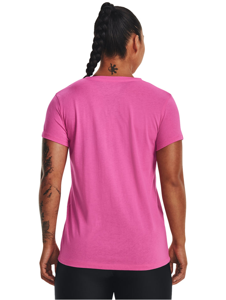Mujer vistiendo una playera deportiva rosa de manga corta con el logotipo blanco de Under Armour en el pecho.