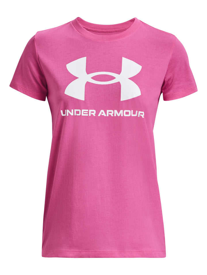 Mujer vistiendo una playera deportiva rosa de manga corta con el logotipo blanco de Under Armour en el pecho.
