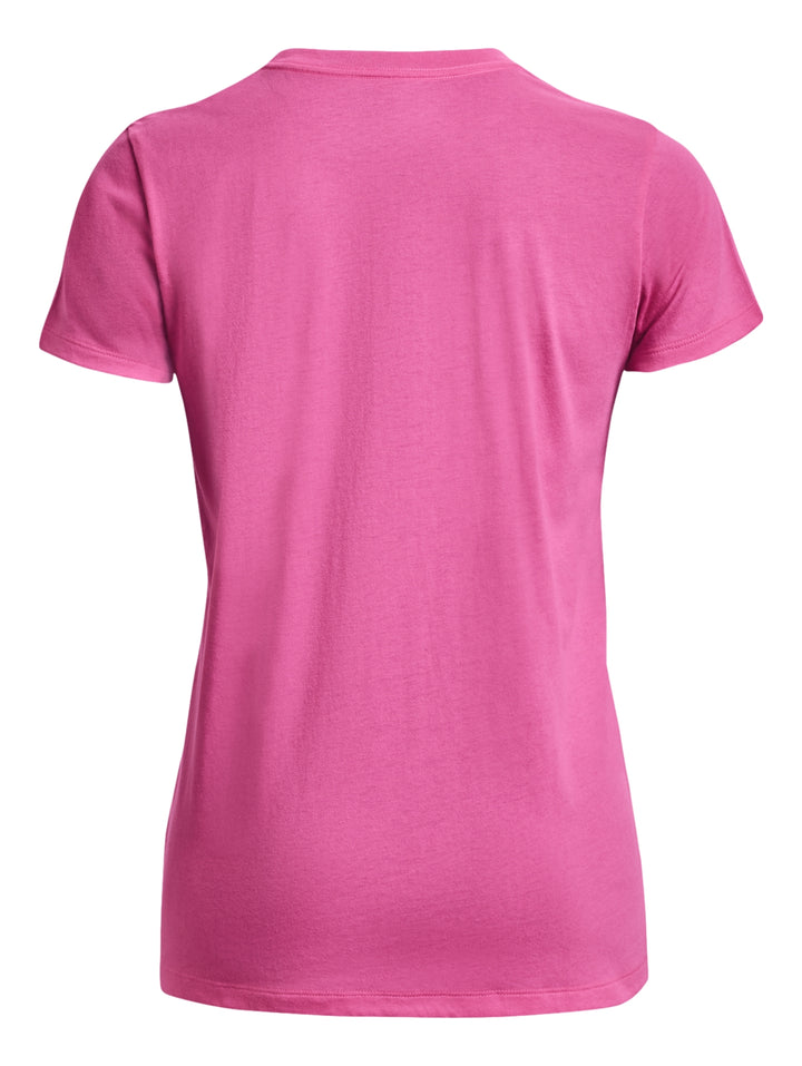 Mujer vistiendo una playera deportiva rosa de manga corta con el logotipo blanco de Under Armour en el pecho.