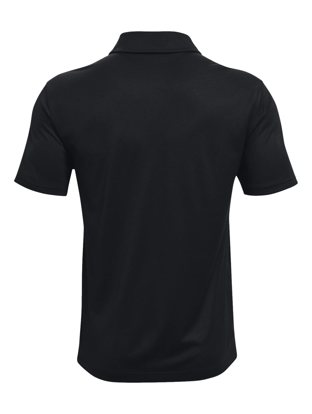 Hombre vistiendo una playera polo Under Armour de color negro, estilo deportivo y manga corta.