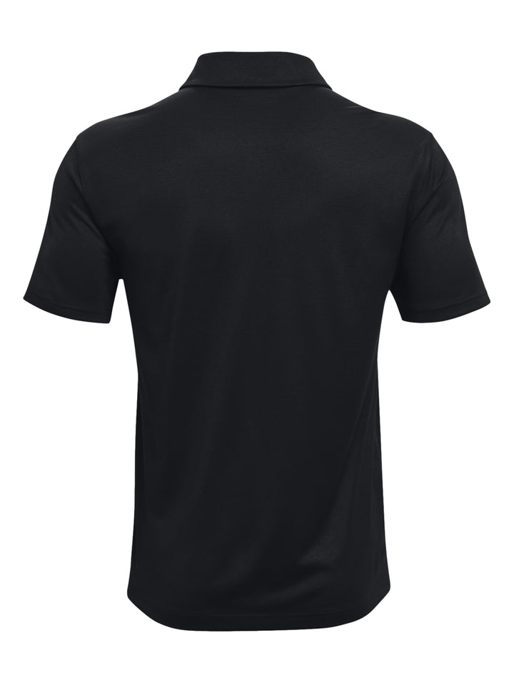Hombre vistiendo una playera polo Under Armour de color negro, estilo deportivo y manga corta.