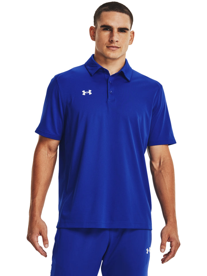 Hombre vistiendo polo deportivo azul de Under Armour con cuello y manga corta.