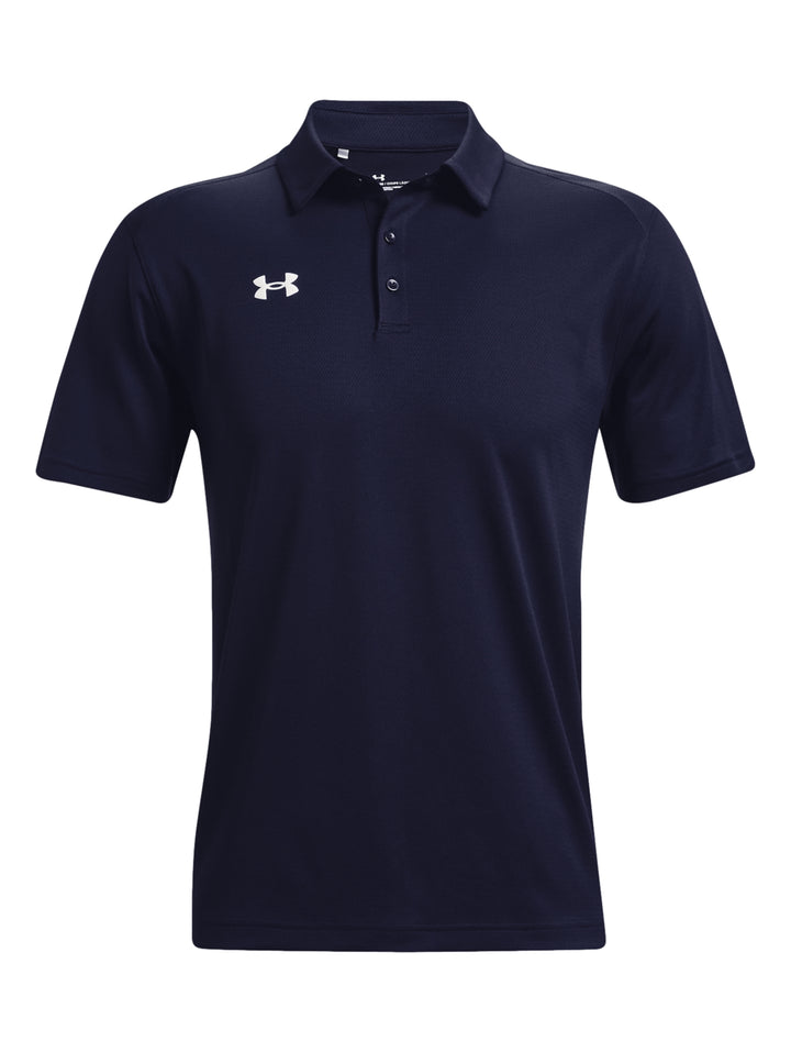 Hombre vistiendo polo deportivo Under Armour de color azul marino con logotipo blanco en el pecho.