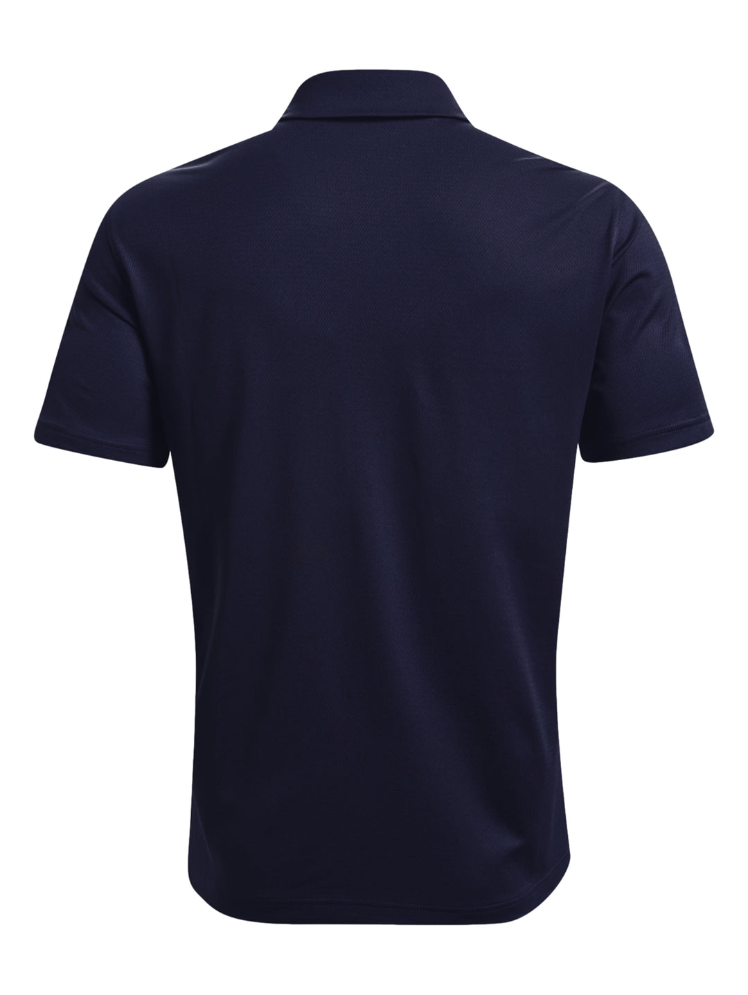 Hombre vistiendo polo deportivo Under Armour de color azul marino con logotipo blanco en el pecho.