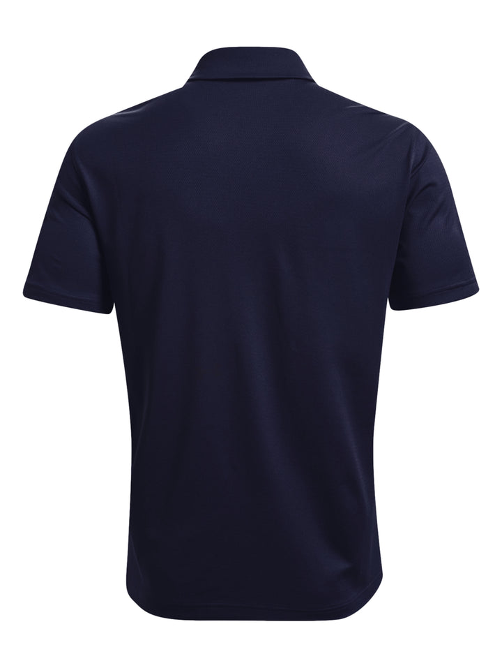 Hombre vistiendo polo deportivo Under Armour de color azul marino con logotipo blanco en el pecho.