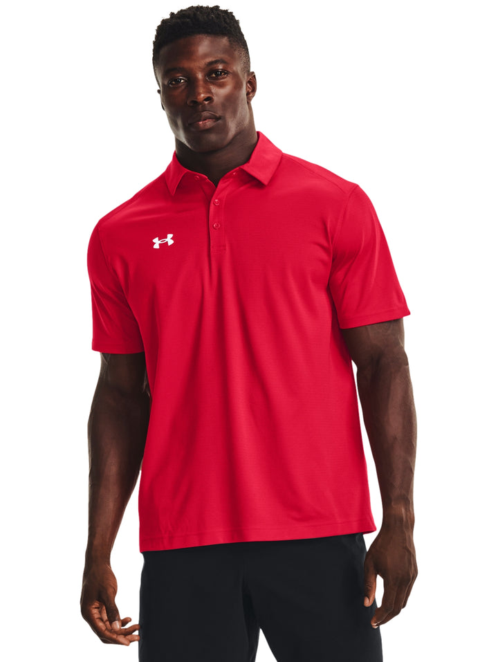 Hombre vistiendo una playera polo Under Armour de color rojo, estilo deportivo y ajuste atlético.