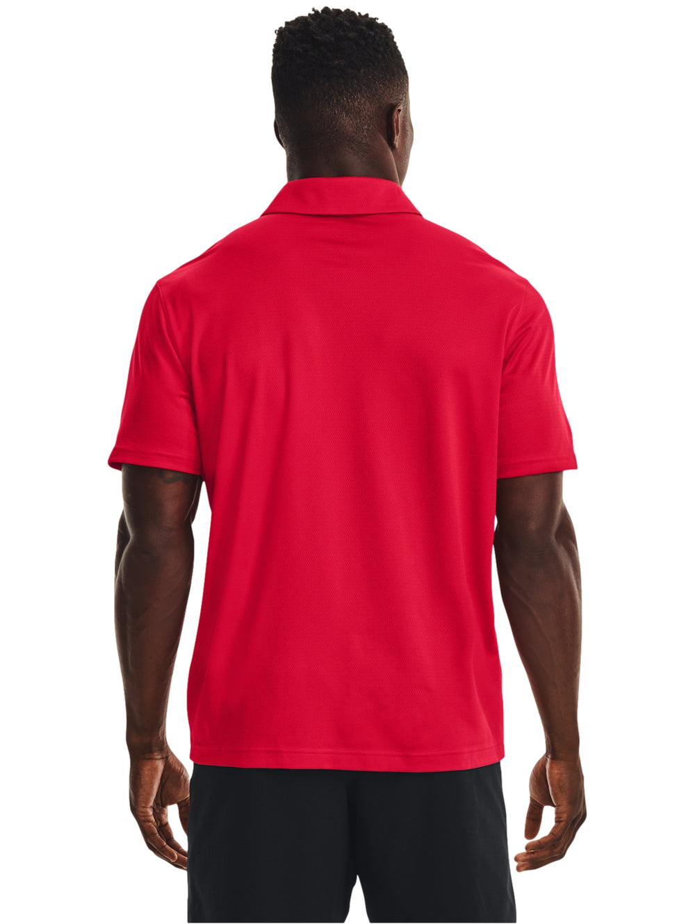 Hombre vistiendo una playera polo Under Armour de color rojo, estilo deportivo y ajuste atlético.