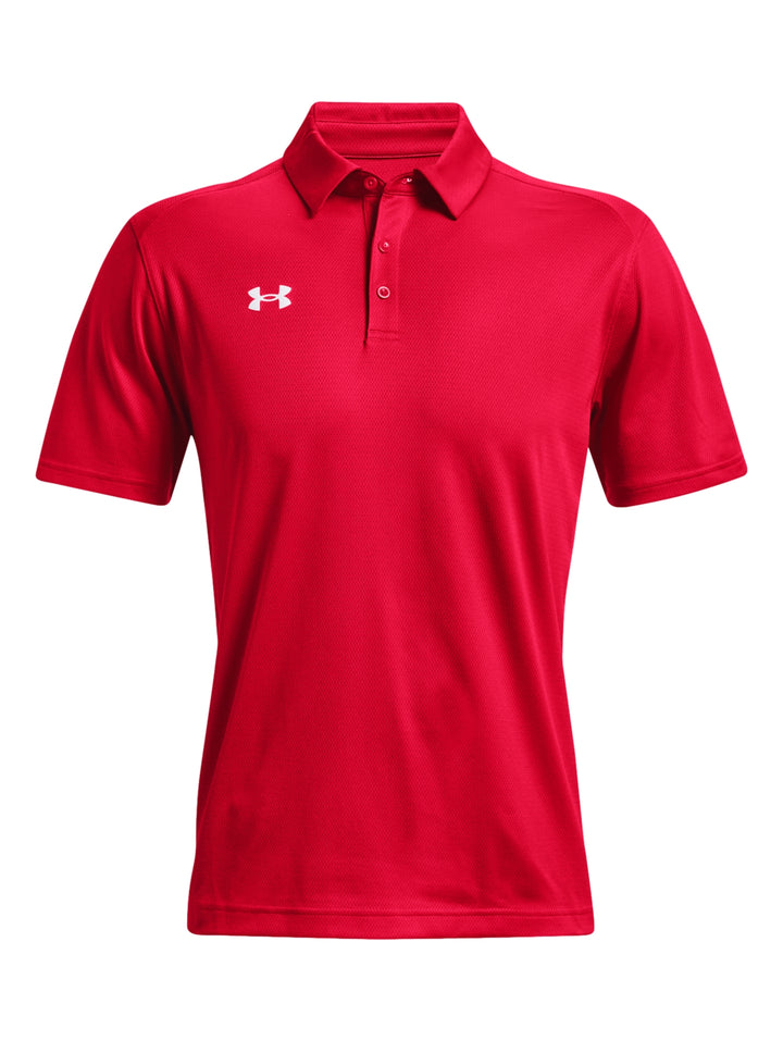 Hombre vistiendo una playera polo Under Armour de color rojo, estilo deportivo y ajuste atlético.