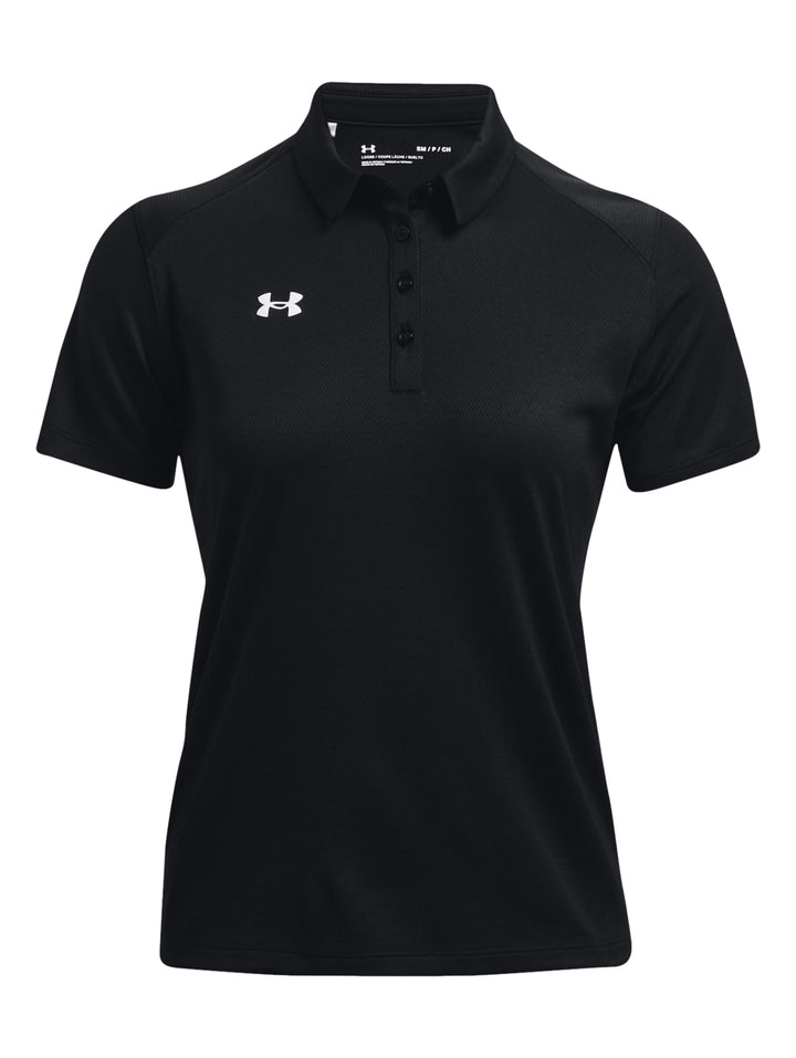 Mujer vistiendo polo deportivo Under Armour de color negro con cuello y manga corta.