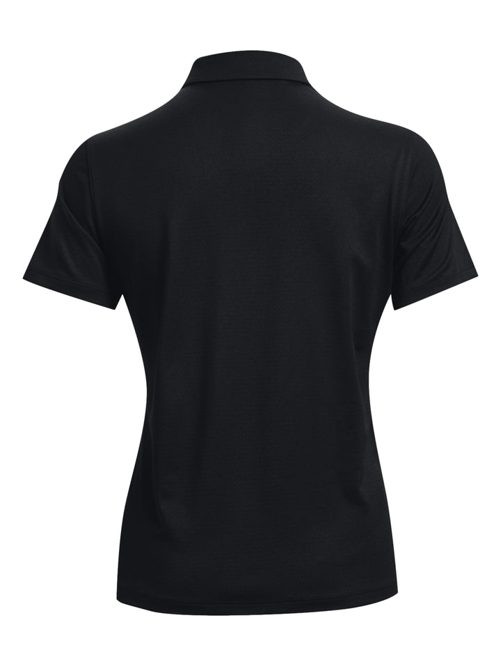 Mujer vistiendo polo deportivo Under Armour de color negro con cuello y manga corta.