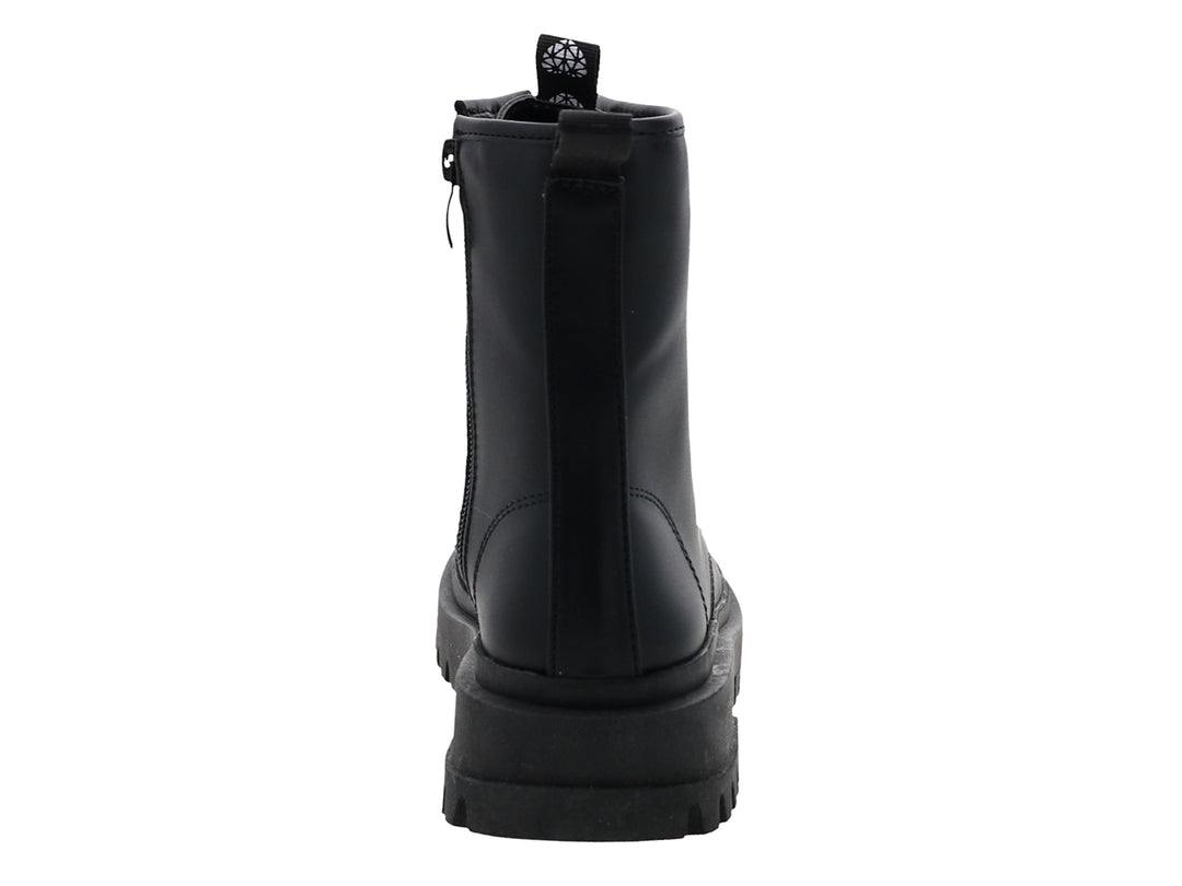 Bota negra de estilo militar con suela track gruesa y agujetas.