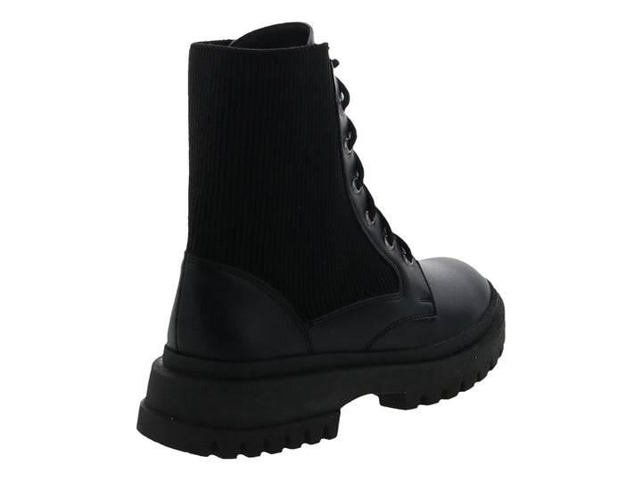 Bota negra de caña textil con agujetas y suela track gruesa.