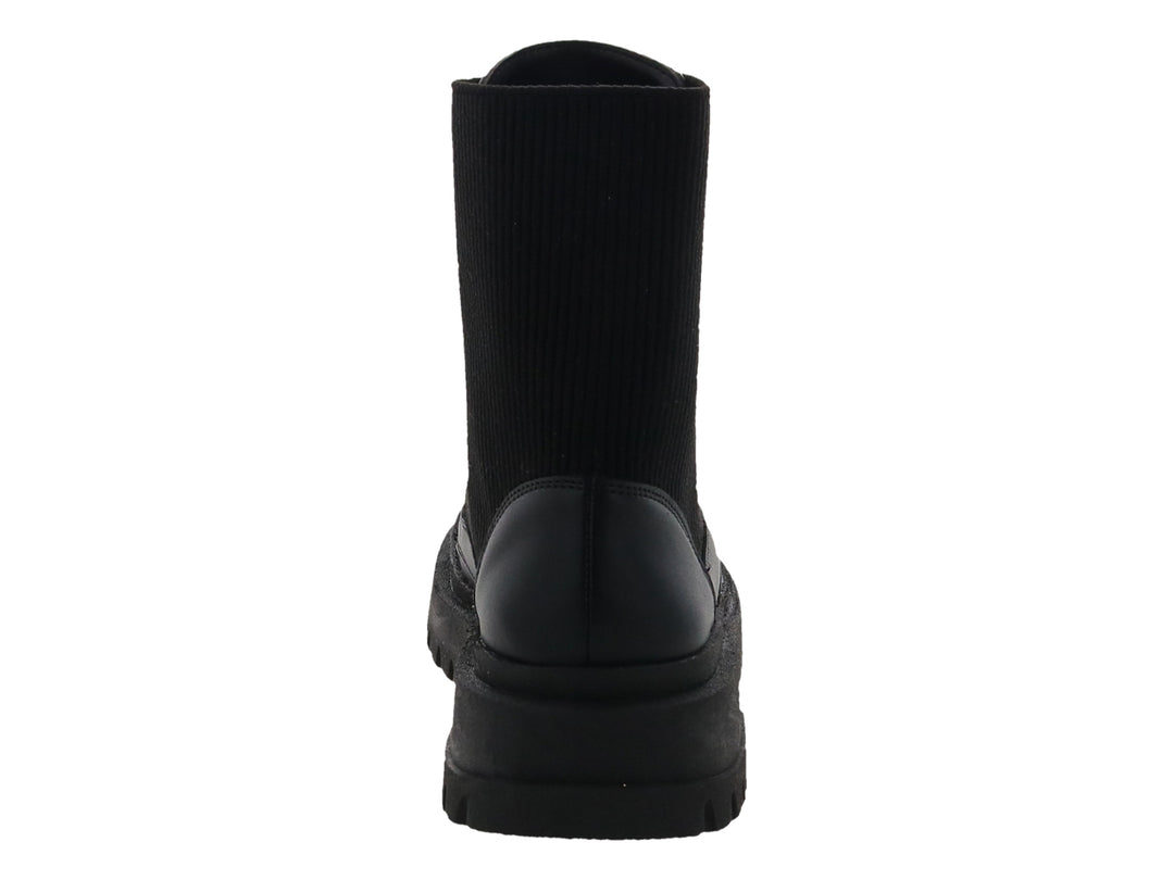 Bota negra de caña textil con agujetas y suela track gruesa.